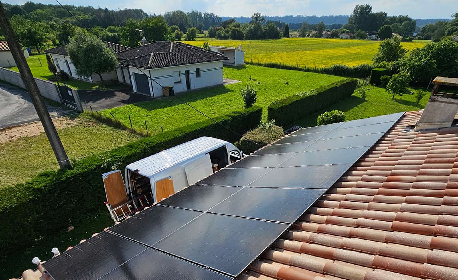 Installation à Coutras : panneaux solaires photovoltaïques et pompe à chaleur.