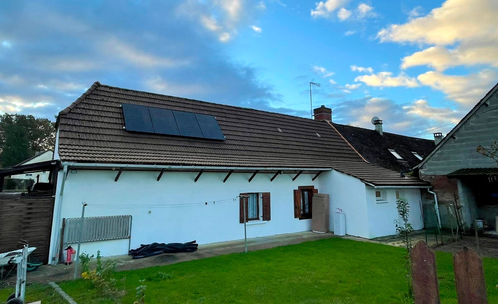 Installation à Branges / Louhans : panneaux solaires photovoltaïques (3kWc) et pompe à chaleur (Air/Eau).