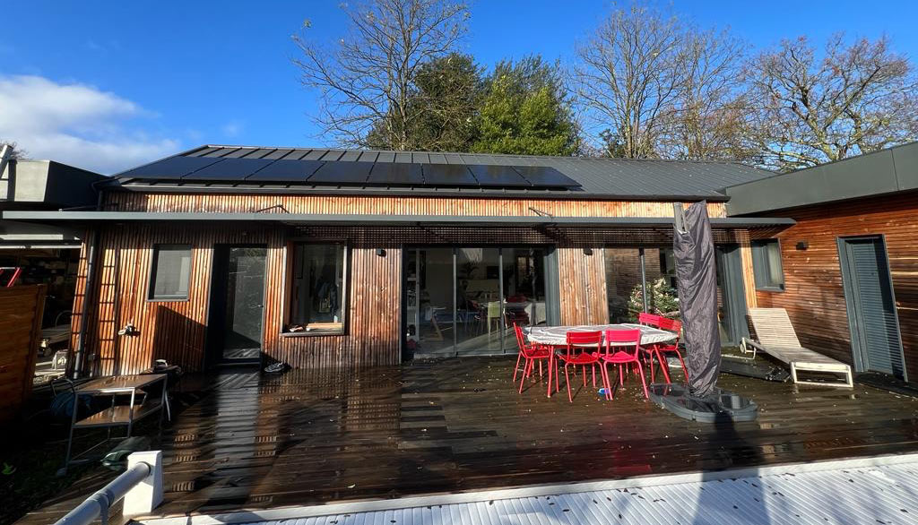 Air Energie a réalisé une installation à Pessac : panneaux solaires photovoltaïques (3kWc) et pompe à chaleur (Air/Air).