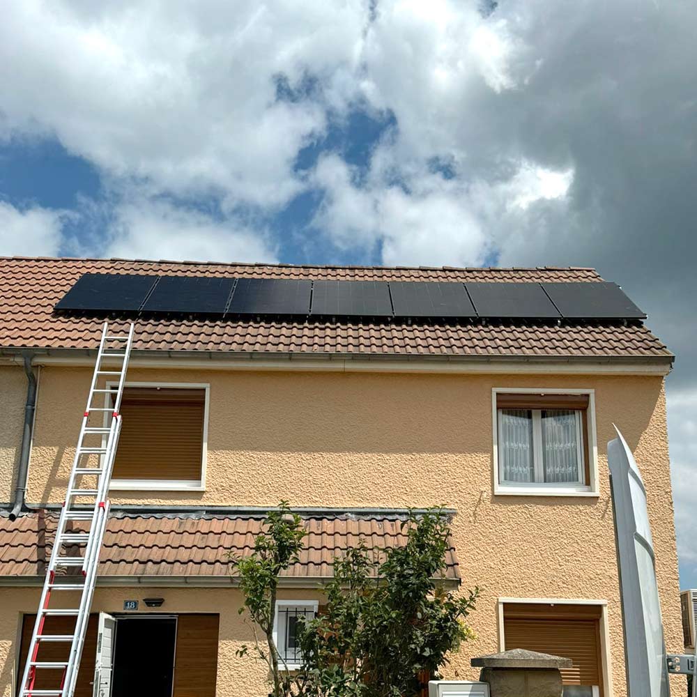 Installation de panneaux solaires photovoltaïques Full Black 3kWc, Air Energie.